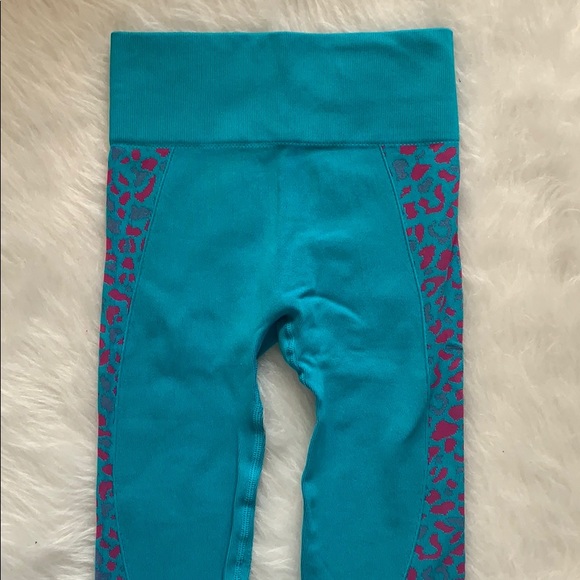 2 Piece Animal Print Seamless Yoga Set - Picture 6 of 9